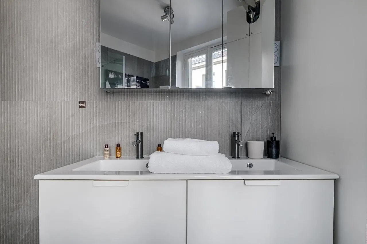 Veeve - Time For Teak Apartment Paris